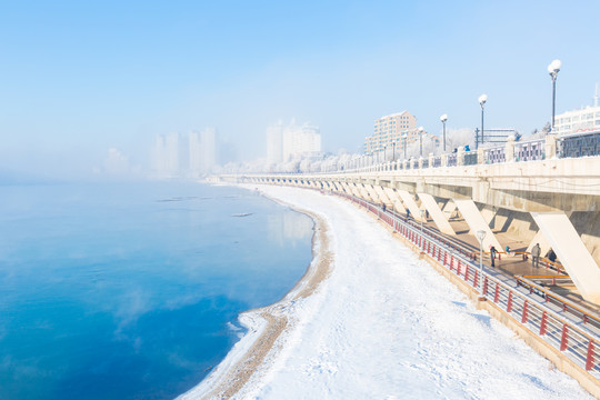 吉林松花江上的雾和雪景高楼