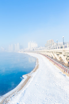 吉林松花江上的雾和雪景高楼