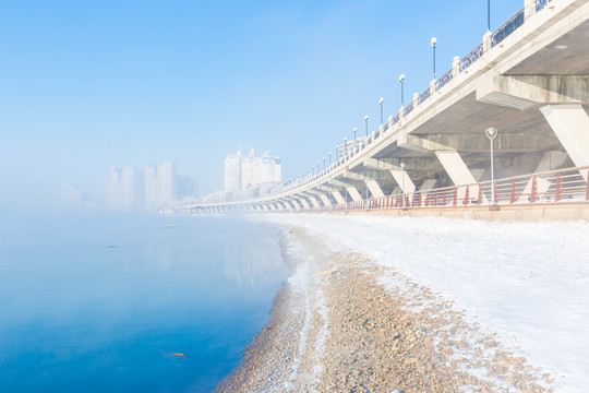 吉林松花江上的雾和雪景高楼