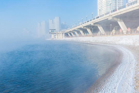 吉林松花江上的雾和雪景高楼