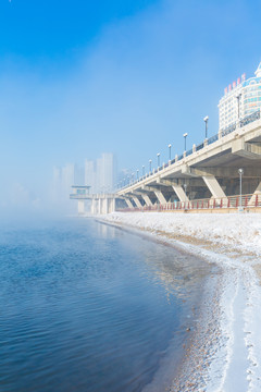 吉林松花江上的雾和雪景高楼