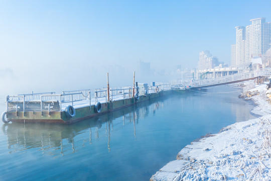 吉林松花江上的雾和雪景高楼