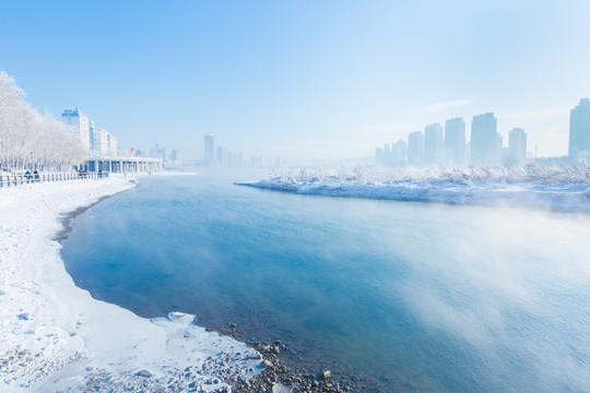 吉林松花江上的雾和雪景高楼