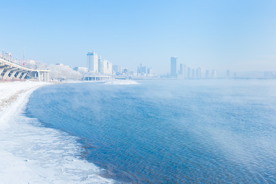 吉林松花江上的雾和雪景高楼