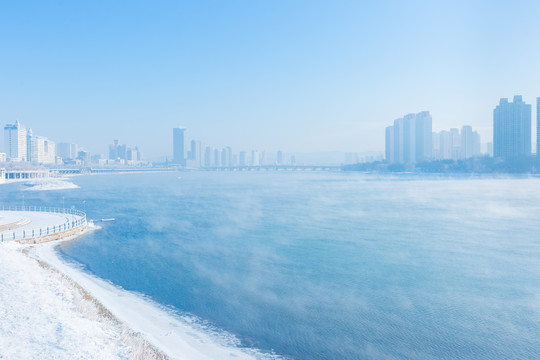 吉林松花江上的雾和雪景高楼