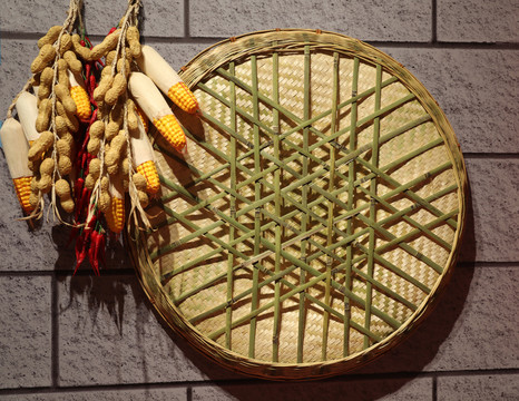 农村墙上的装饰品玉米花生竹扁