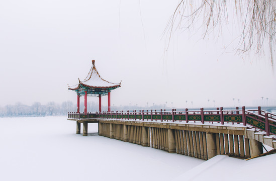 雪中的湖心亭