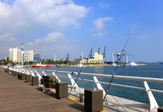 垂钓区深圳盐田海景栈道蓝天白云