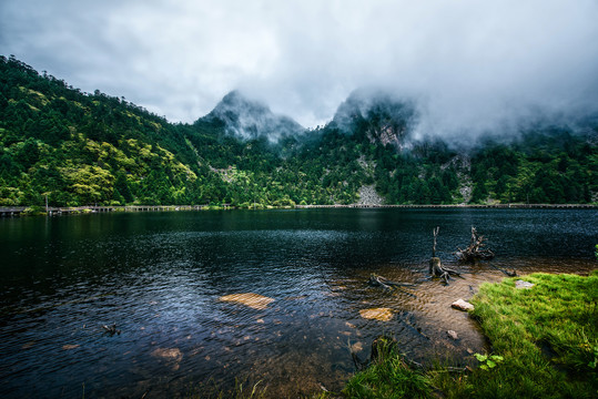 螺髻山冰川石坡冰川湖泊