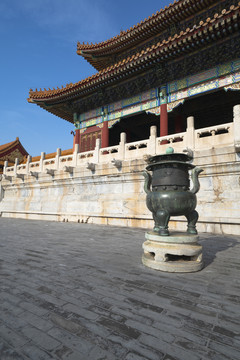 中国北京故宫大殿前的青铜鼎