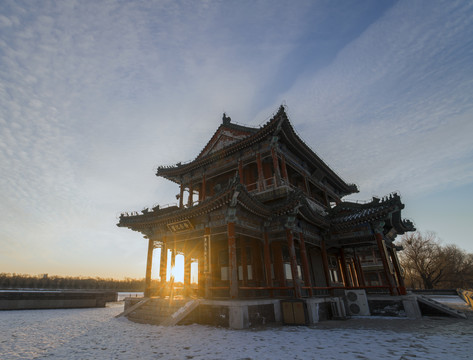 北京颐和园西堤景明楼冬日晨光