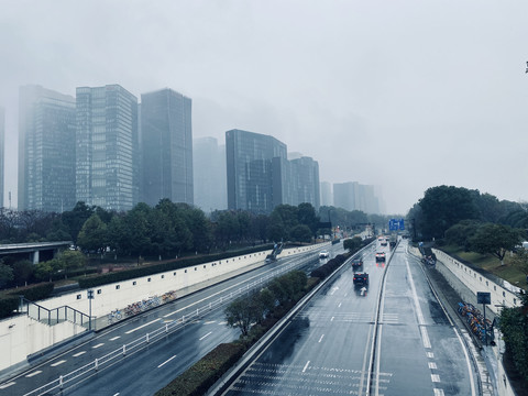 阴雨天市区街道