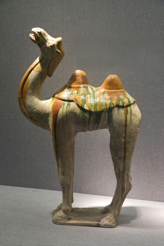 唐代三彩长腿骆驼