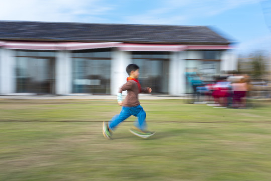 奔跑的小孩