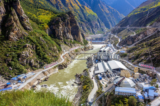 雅鲁藏布江峡谷街需水电站