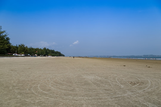 空旷的海边沙滩