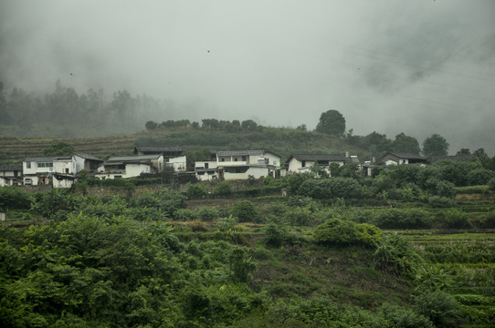 大山里的乡村云雾风光风景