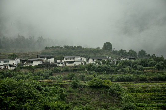 大山里的乡村云雾风光风景