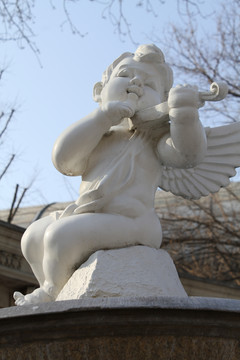 拉提琴的小男孩雕塑