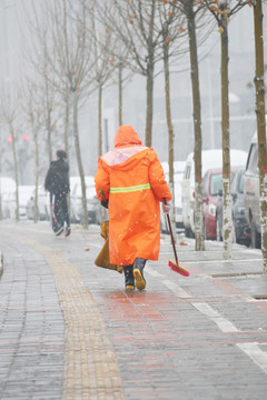 雪中的环卫工人