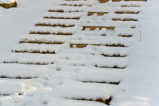 公园里冬天落满积雪的大理石台阶