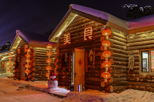 迎接春节的冰雪雕塑活动夜景