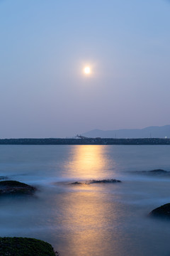 海上生明月