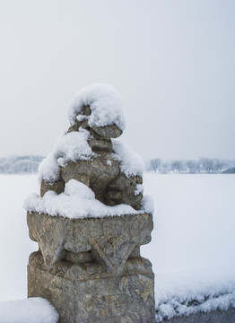 北京颐和园十七孔桥石狮子雪景