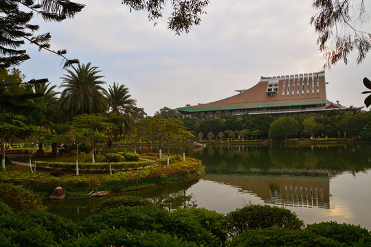 厦门大学芙蓉湖畔风光