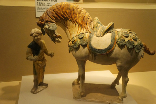 陕西西安文物唐三彩牵马俑与马