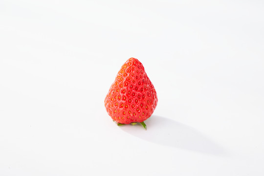 一个牛奶草莓