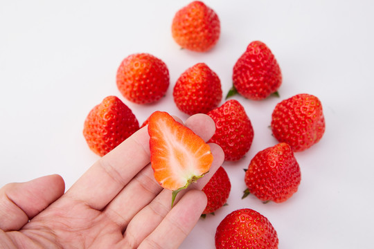 手拿一半草莓