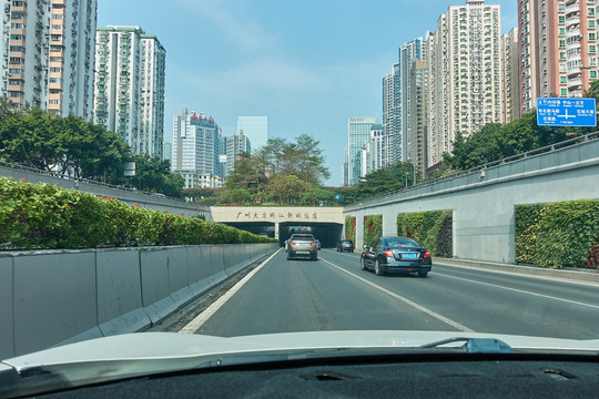 在车内要过隧道