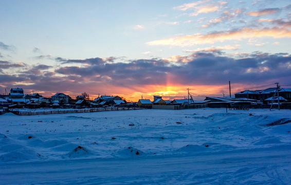 雪原夕阳