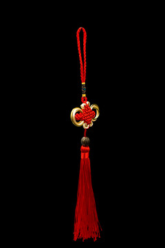 黑色背景下红色编织的中国结绳艺