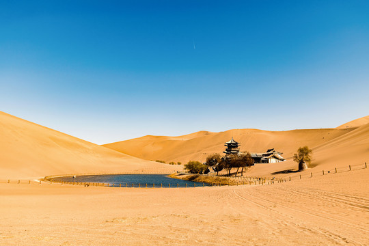 敦煌鸣沙山月牙泉全景