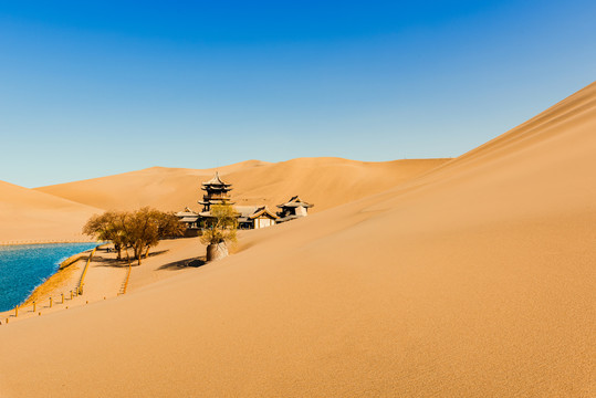 敦煌鸣沙山月牙泉景区月泉阁