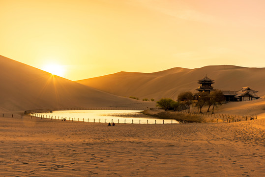 敦煌鸣沙山月牙泉全景