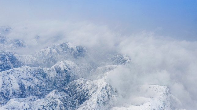 白雪皑皑中条山云雾飘渺犹如仙境