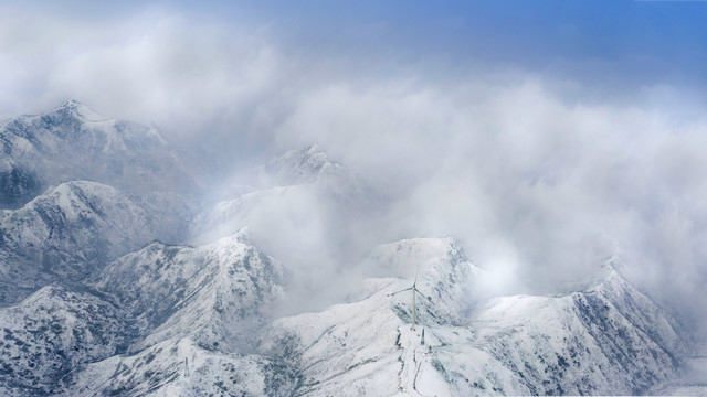 白雪皑皑中条山云雾飘渺犹如仙境