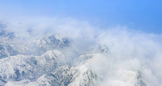 白雪皑皑中条山云雾飘渺犹如仙境