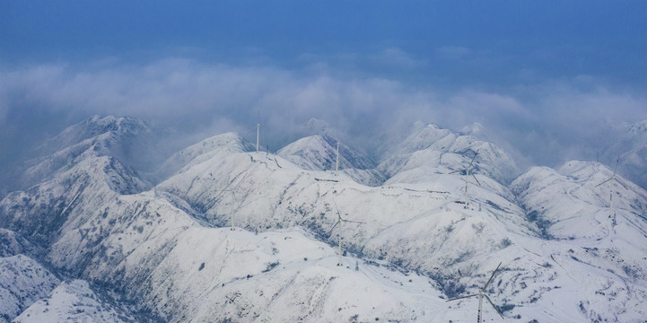 白雪皑皑中条山云雾飘渺犹如仙境