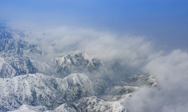 白雪皑皑中条山云雾飘渺犹如仙境