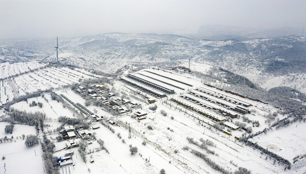 白雪皑皑中条山云雾飘渺犹如仙境