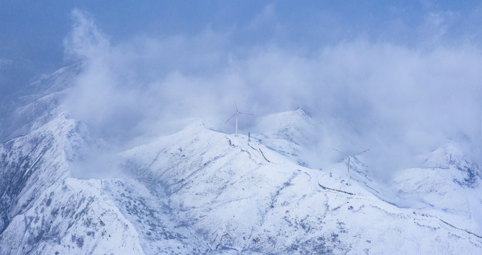 白雪皑皑中条山云雾飘渺犹如仙境