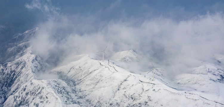 白雪皑皑中条山云雾飘渺犹如仙境