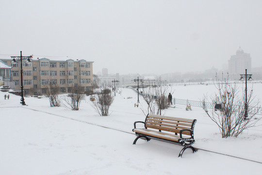 大雪中的长椅