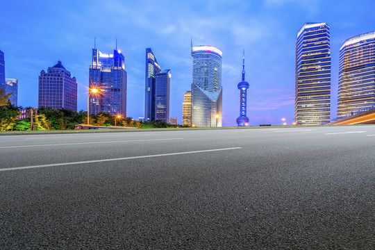 沥青路面和高楼大厦夜景