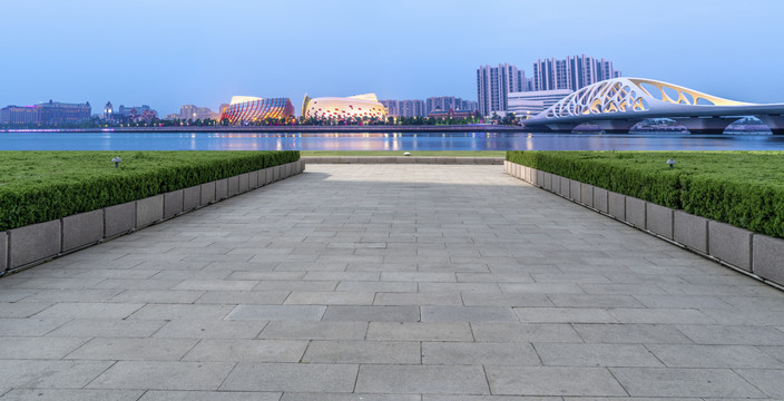 广场砖路面和城市景观夜景