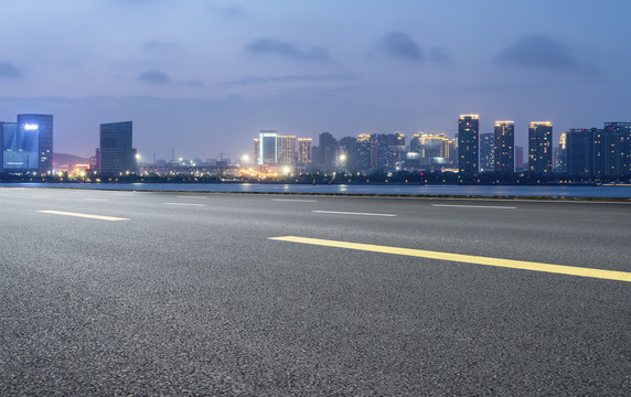 沥青路面和城市建筑夜景